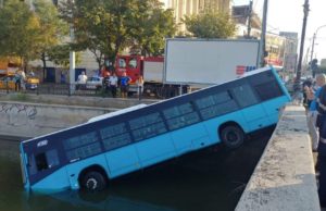 Un autobuz de călători a căzut în Dâmboviţa, la podul de la Eroilor. Imagini de la locul accidentului