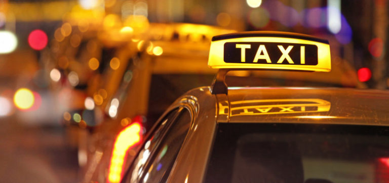 Taximetrist cu tupeu, din Constanţa, tarife de 10 ori mai mari pentru clienţii naivi