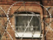 Statul trebuie să plătească daune morale unui fost poliţist condamnat pentru trafic de minore. A reclamat că a făcut râie în arest