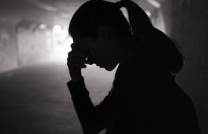 Adolescentă bătută, tâlhărită și violată, după ce s-a urcat în mașina unui necunoscut