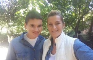 Viața unei mame alături de fiul autist. ”Îi sunt terapeut, prieten, șofer și colegă de bancă”