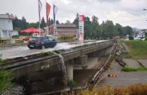 O ploaie torenţială a rupt balustrada podului şi a inundat oraşul, la Curtea de Argeş