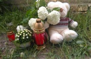 O fetiţă de 5 ani a murit în Arad, după ce un gard s-a prăbușit peste ea. Copila se juca pe stradă