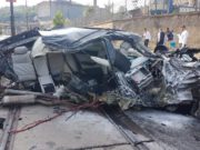 Un mire și-a făcut praf BMW-ul într-un stâlp, după cununie, în Reșiţa