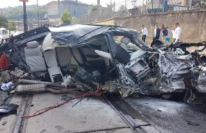 Un mire și-a făcut praf BMW-ul într-un stâlp, după cununie, în Reșiţa