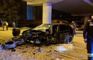 Un tânăr de 20 de ani a intrat cu viteză într-o pasarelă de beton, la Bistriţa, şi a murit pe loc