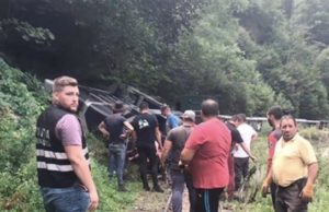 Dosar penal după ce Mocăniţa a deraiat. Un bebeluș și un băieţel de 3 ani, printre victime