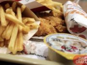 VIDEO | Ce a descoperit o tanara Craioveanca in aripioarele de la KFC