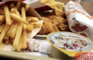 VIDEO | Ce a descoperit o tanara Craioveanca in aripioarele de la KFC