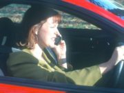 Permisul auto suspendat pentru simpla ţinere în mână a telefonului mobil la volan. Modificările la Codul Rutier, adoptate