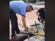 Poliţiştii locali din Iaşi dezumflă roţile bicicletelor din oraş: „Dacă nu sunt regulamentare!”