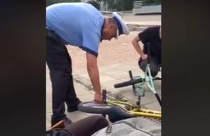 Poliţiştii locali din Iaşi dezumflă roţile bicicletelor din oraş: „Dacă nu sunt regulamentare!”