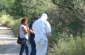 Haine suspecte găsite în spatele casei criminalului din Caracal. O vecină a chemat criminaliştii