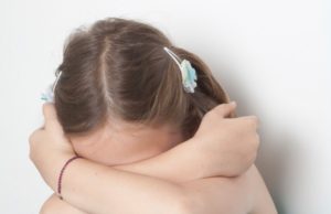 Copilă de numai 10 ani din Hunedoara, violată de propriul frate. Mama celor doi a descoperit ororile!