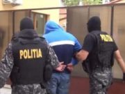 Un tată din Suceava şi-a fotografiat fiul în ipostaze înfiorătoare ca să se răzbune pe mama băieţelului