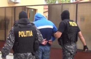 Un tată din Suceava şi-a fotografiat fiul în ipostaze înfiorătoare ca să se răzbune pe mama băieţelului