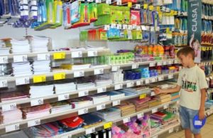 ANUL ŞCOLAR 2019-2020. Fiecare elev va primi tichete în valoare de 250 de lei, pentru rechizite. Ce trebuie să facă părinţii