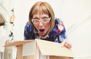 O femeie a comandat rochii pe internet şi a primit droguri de 500.000 de euro