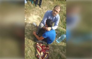 Primele imagini de la capturarea suspectului de crimă din Şotrile. Tânărul se ascundea în tufişuri, lângă casă