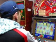 Sute de asistaţi social din Botoşani au ‘investit’ la păcănele şi la pariuri