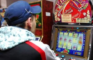 Sute de asistaţi social din Botoşani au ‘investit’ la păcănele şi la pariuri