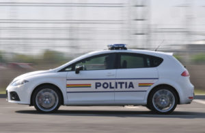 VIDEO | Poliţist, filmat în timp ce dormea în mașina instituției