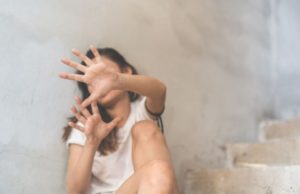 Fată de 16 ani bătută şi violată în plină stradă „la comanda“ unei copile de 13 ani. Cum a declanşat o fetiţă un caz de o violenţă extremă