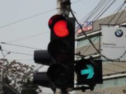 Mulţi şoferi nu cunosc semnificaţia semaforului intermitent de dreapta. Tupeiştii abuzează ilegal de claxoane