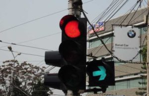 Mulţi şoferi nu cunosc semnificaţia semaforului intermitent de dreapta. Tupeiştii abuzează ilegal de claxoane