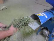 Bărbat din Botoșani în stare critică, după ce şi-a tocat o mână în maşina de mărunţit nutreţ, sub ochii fiului