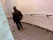 Alertă în vestul ţării. Un tânăr care ar fi infectat intenţionat mai multe fete cu virusul HIV umblă liber pe străzi