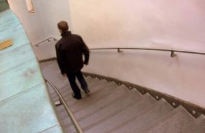 Alertă în vestul ţării. Un tânăr care ar fi infectat intenţionat mai multe fete cu virusul HIV umblă liber pe străzi