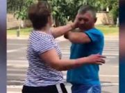 Un bărbat din Botoșani s-a ascuns în casă ca să scape de pumnii vecinei. Femeia s-a înfuriat că a înjurat-o!