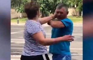 Un bărbat din Botoșani s-a ascuns în casă ca să scape de pumnii vecinei. Femeia s-a înfuriat că a înjurat-o!