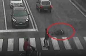 Un tânăr se prefăcea că a fost lovit de mașini pentru a obține despăgubiri. Cum a fost demascat