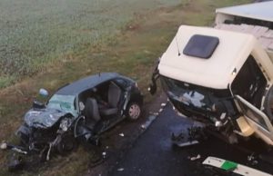 Maşină zdrobită sub TIR, în Neamţ. Unul dintre şoferi a murit pe loc