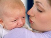 Bebeluş de 7 luni lovit cu pumnul în cap de tată, care se certa cu mama copilului, în Argeş