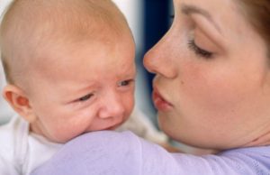 Bebeluş de 7 luni lovit cu pumnul în cap de tată, care se certa cu mama copilului, în Argeş