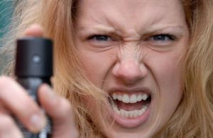 O învăţătoare din Satu Mare a dat cu spray paralizant în ochii unor copii de 6 ani, ca să-i liniştească