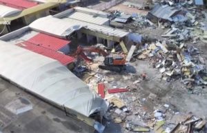 Complexul Europa, demolat în această dimineaţă. Buldozerele pun toate construcţiile la pământ