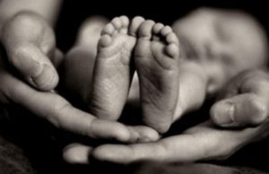 Și-au ucis copilul de nouă luni în bătaie. Pedeapsa pe care o riscă cei doi părinți