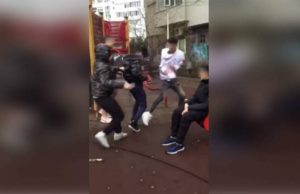 Băiat de 16 ani pus în genunchi şi bătut cu sălbăticie de trei adolescenţi, într-un parc din Bucureşti