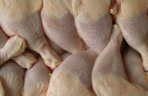 Semnal de alarmă transmis din Germania. Supermarket-uri celebre vând carne de pui contaminată cu bacterii periculoase