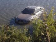 O şoferiţă din Suceava a zburat cu BMW-ul peste mal şi a ajuns cu maşina în iaz
