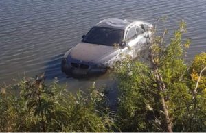 O şoferiţă din Suceava a zburat cu BMW-ul peste mal şi a ajuns cu maşina în iaz