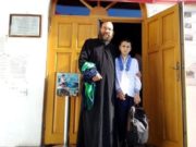 Un preot a îmbrăcat 4.000 de copiii cu ocazia noului an școlar! “Fiecare caz este de un mare dramatism, sunt copii care mănâncă pe apucate“