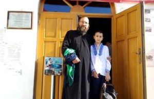 Un preot a îmbrăcat 4.000 de copiii cu ocazia noului an școlar! “Fiecare caz este de un mare dramatism, sunt copii care mănâncă pe apucate“