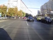 Şoferiţă începătoare, cu mâna pe telefon, filmată când intră în parapetul de pe mijlocul şoselei, în Bucureşti