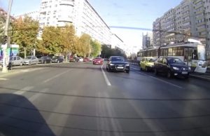 Şoferiţă începătoare, cu mâna pe telefon, filmată când intră în parapetul de pe mijlocul şoselei, în Bucureşti