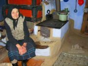 Locuiește într-o casă veche de 150 de ani și primește zilnic zeci de oameni! Se încălzește la sobă, nu are curent, dar duce o viață fericită! „Mie-mi pare bine că mă caută cineva”